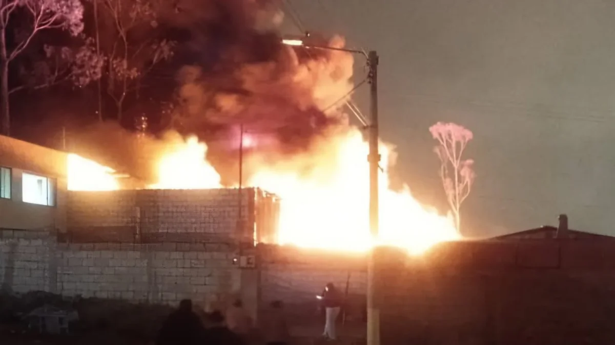 Incendio en fábrica de cobijas en Ambato deja pérdidas materiales sin víctimas
