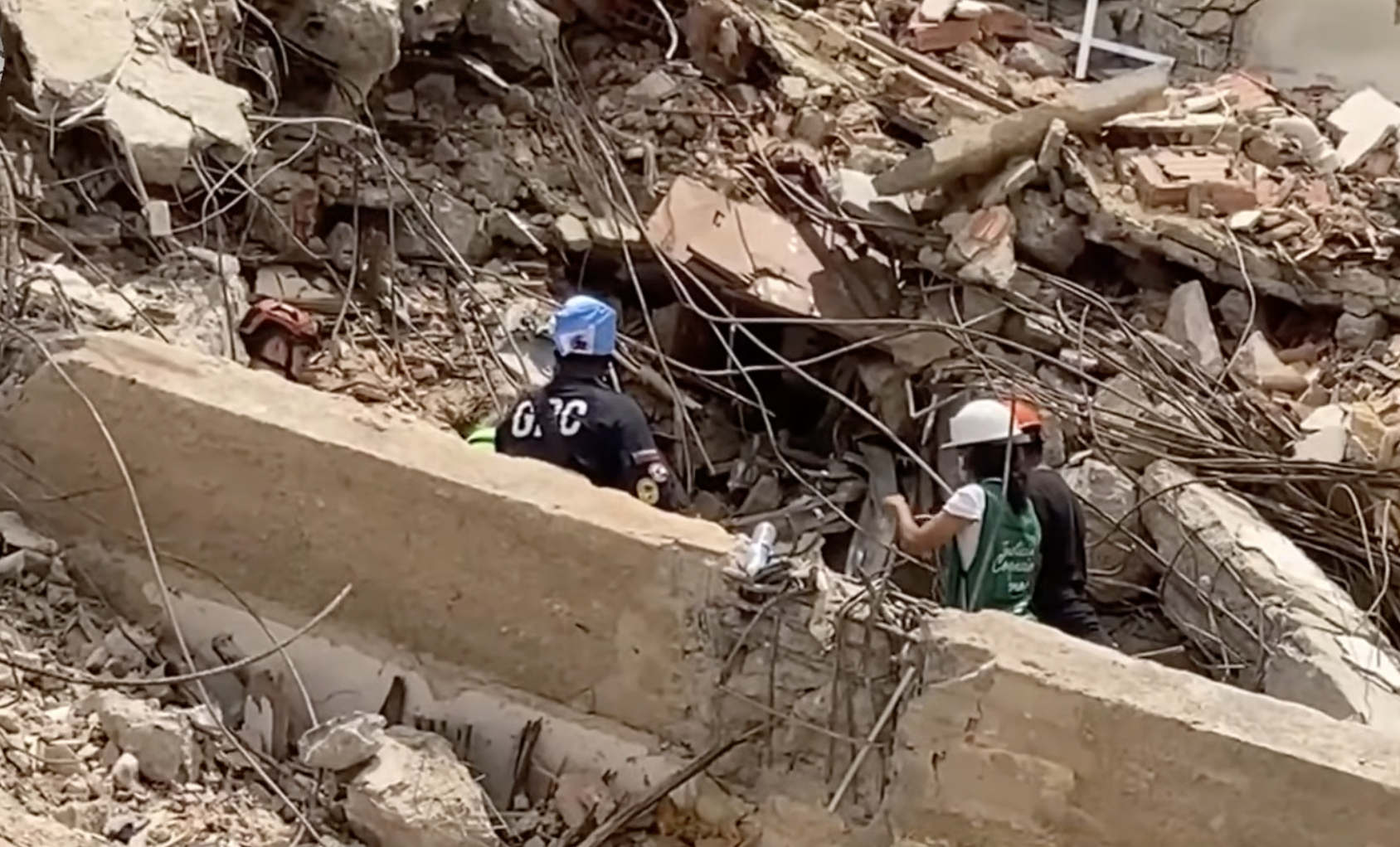 Rescate en edificio colapsado tras doble terremoto en La Guaira