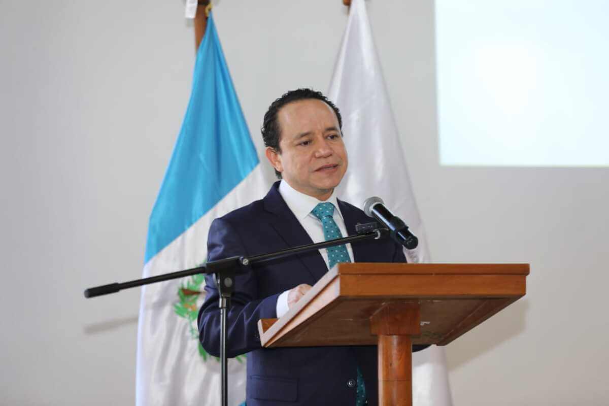 Magistrado Estuardo Cárdenas busca protección legal contra su traslado en el Tribunal Constitucional