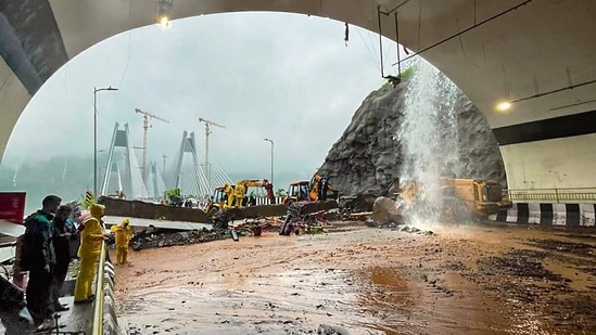 Heavy Rain Disrupts Mumbai-Pune Connectivity, Landslides Trigger School Closures