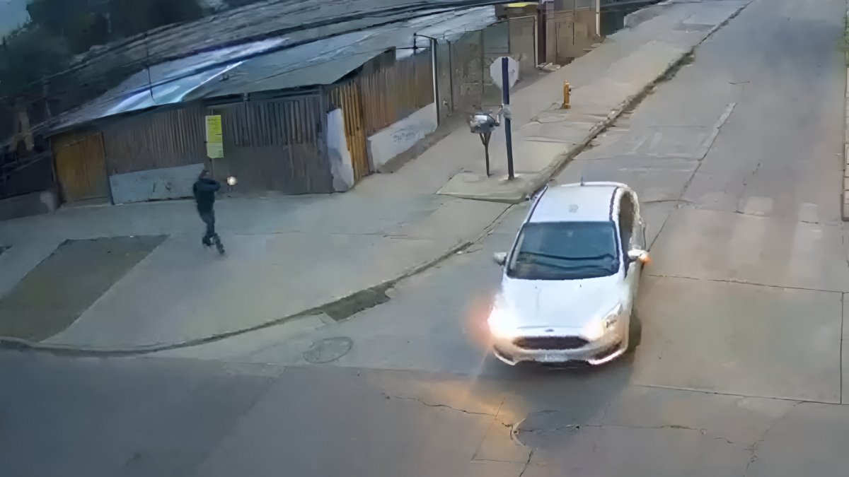 Pistolero efectúa disparos múltiples contra vehículo en Quinta Normal