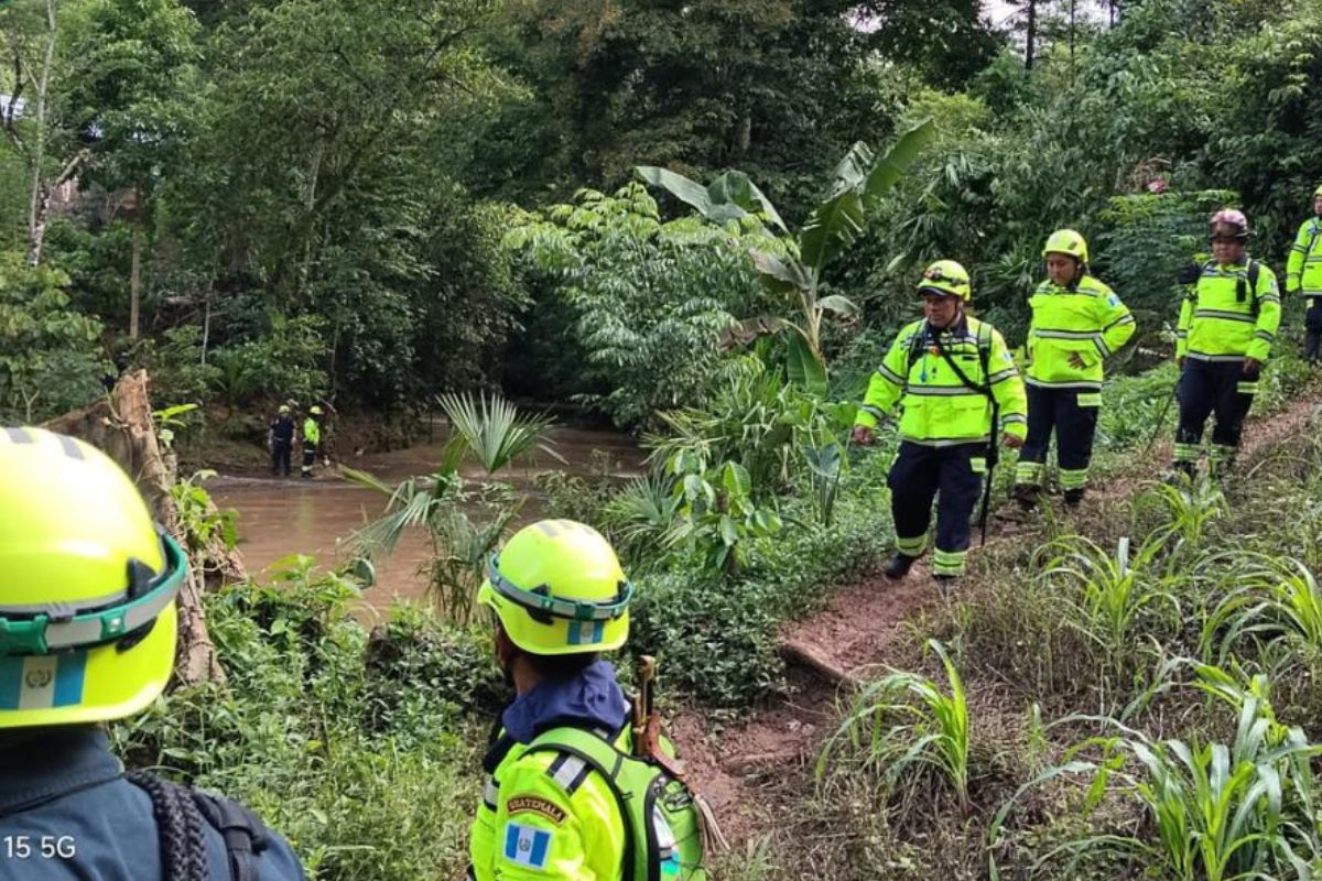 Bomberos suspenden búsqueda de tres hombres desaparecidos tras inundación en Alta Verapaz