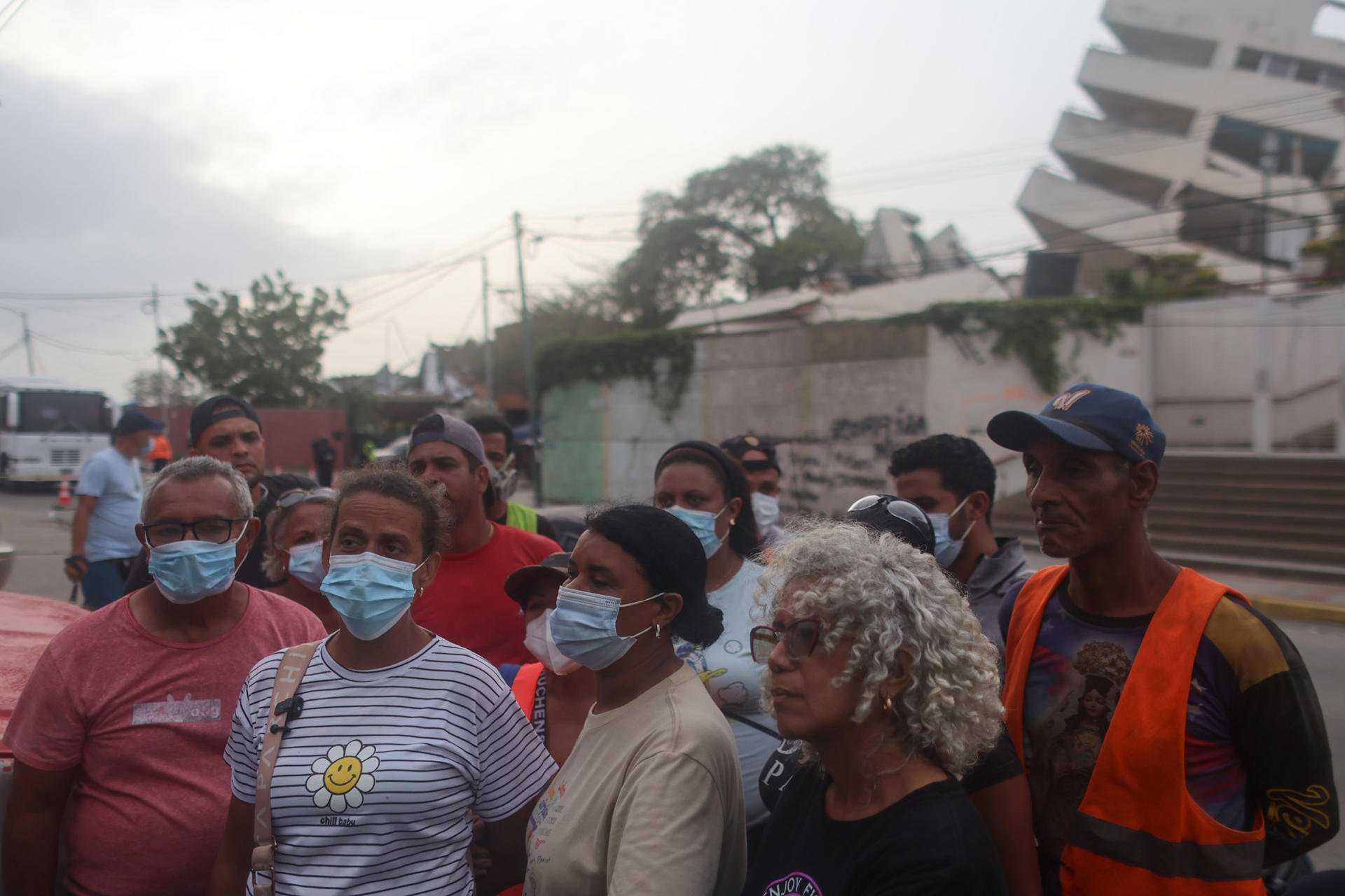 Familiares denuncian bloqueo de búsqueda en edificio de La Guaira tras terremotos