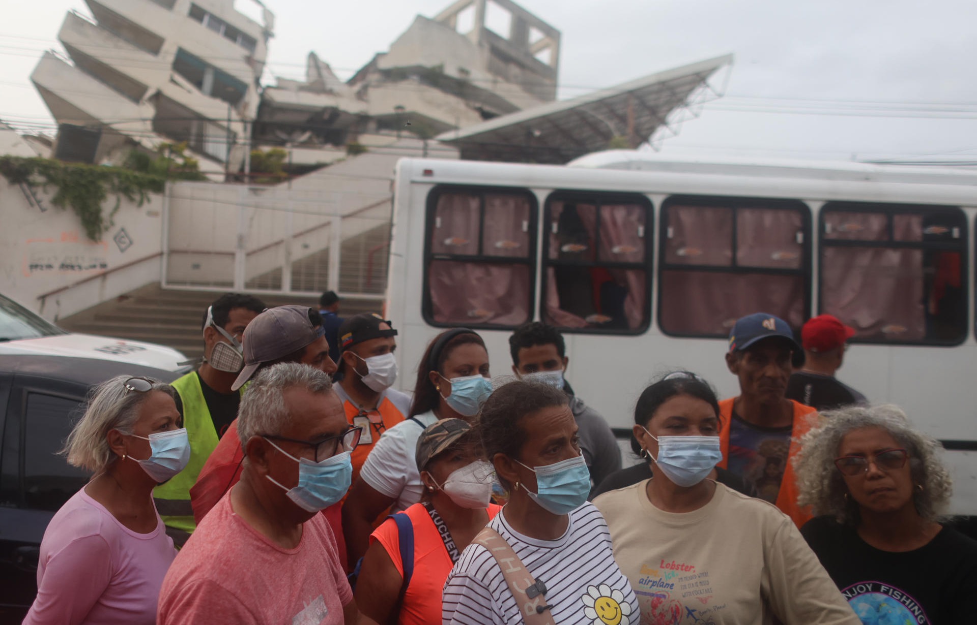 Familiares denuncian bloqueo de búsqueda en edificio dañado por terremotos en La Guaira