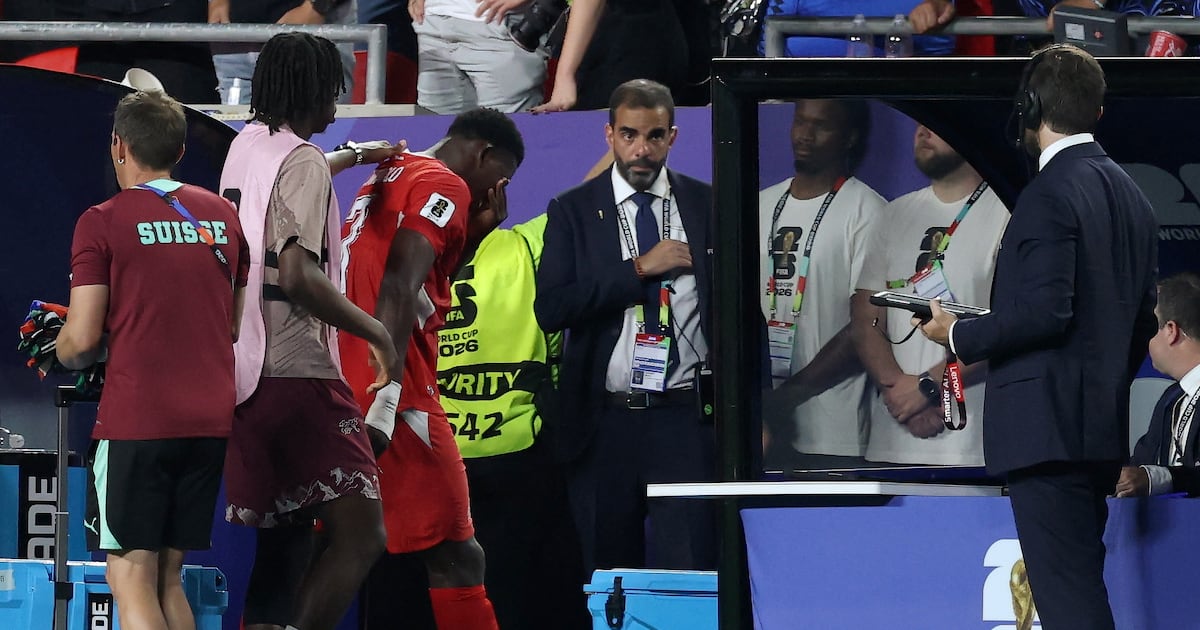 VAR revierte amonestación a jugador suizo en partido de Argentina