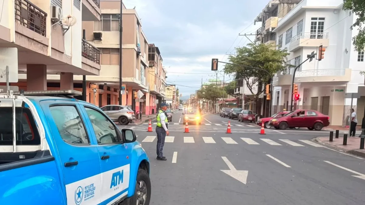 Cierres viales y medidas de seguridad en torno al edificio Multicomercio en Guayaquil