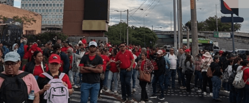 Manifestación de salubristas en calzada Roosevelt este 14 de julio