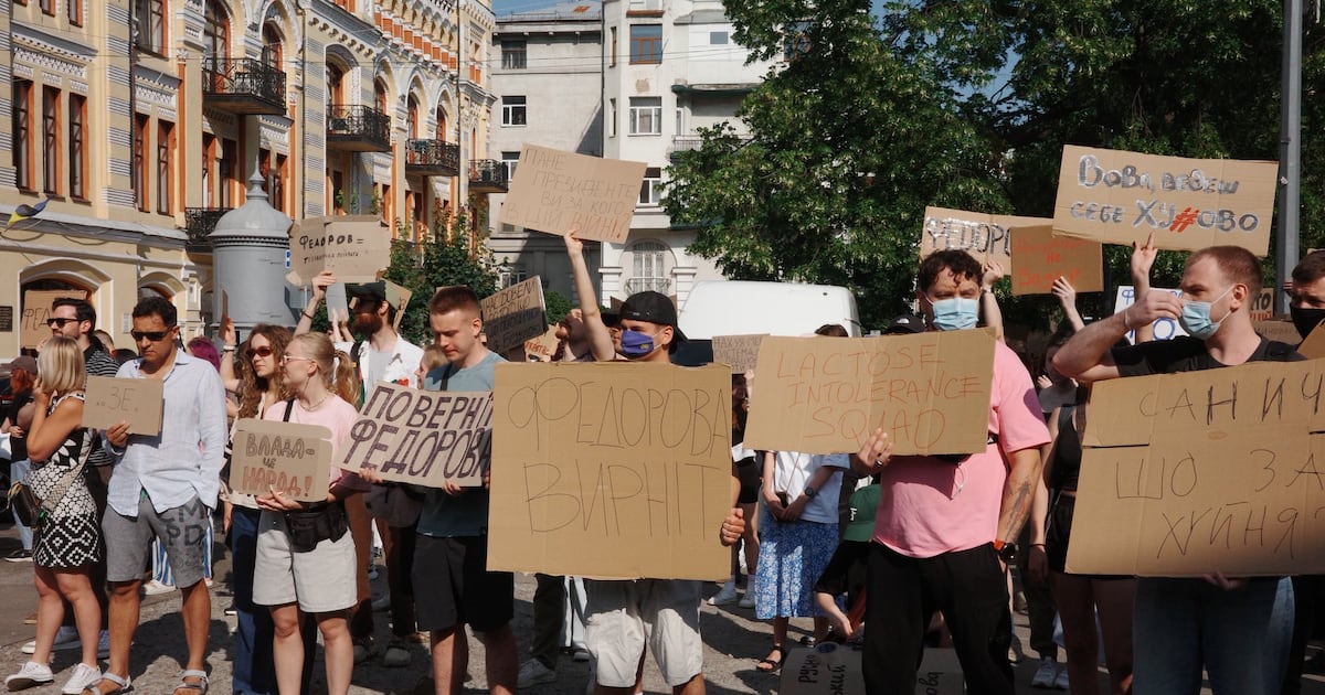 Ucrania enfrenta un momento crítico en su defensa con protestas y movilización política