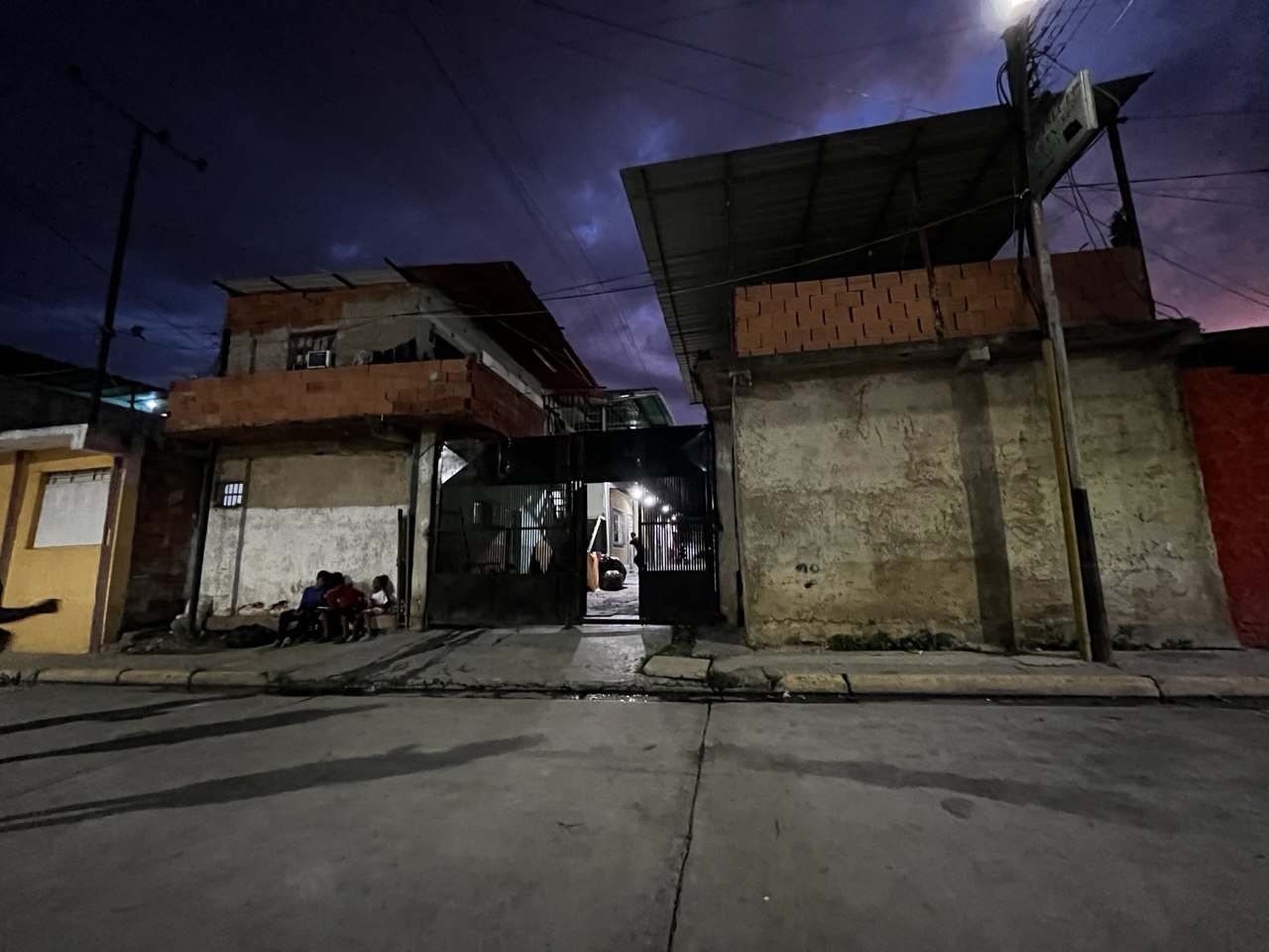 Venezolano se refugia en casa de familiares tras terremotos en Morón
