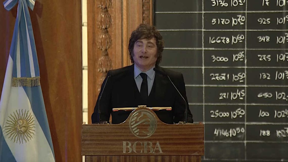 Milei disputó con espectador durante discursos en Bolsa de Comercio