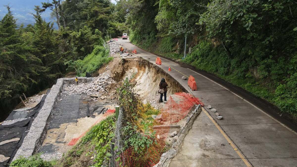 Reparación del paso hacia Antigua Guatemala afectado por socavón