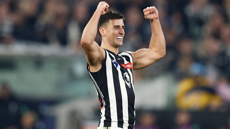 Collingwood extends winning streak to five with 21-point victory over Carlton as Josh Daicos battles through an ankle injury