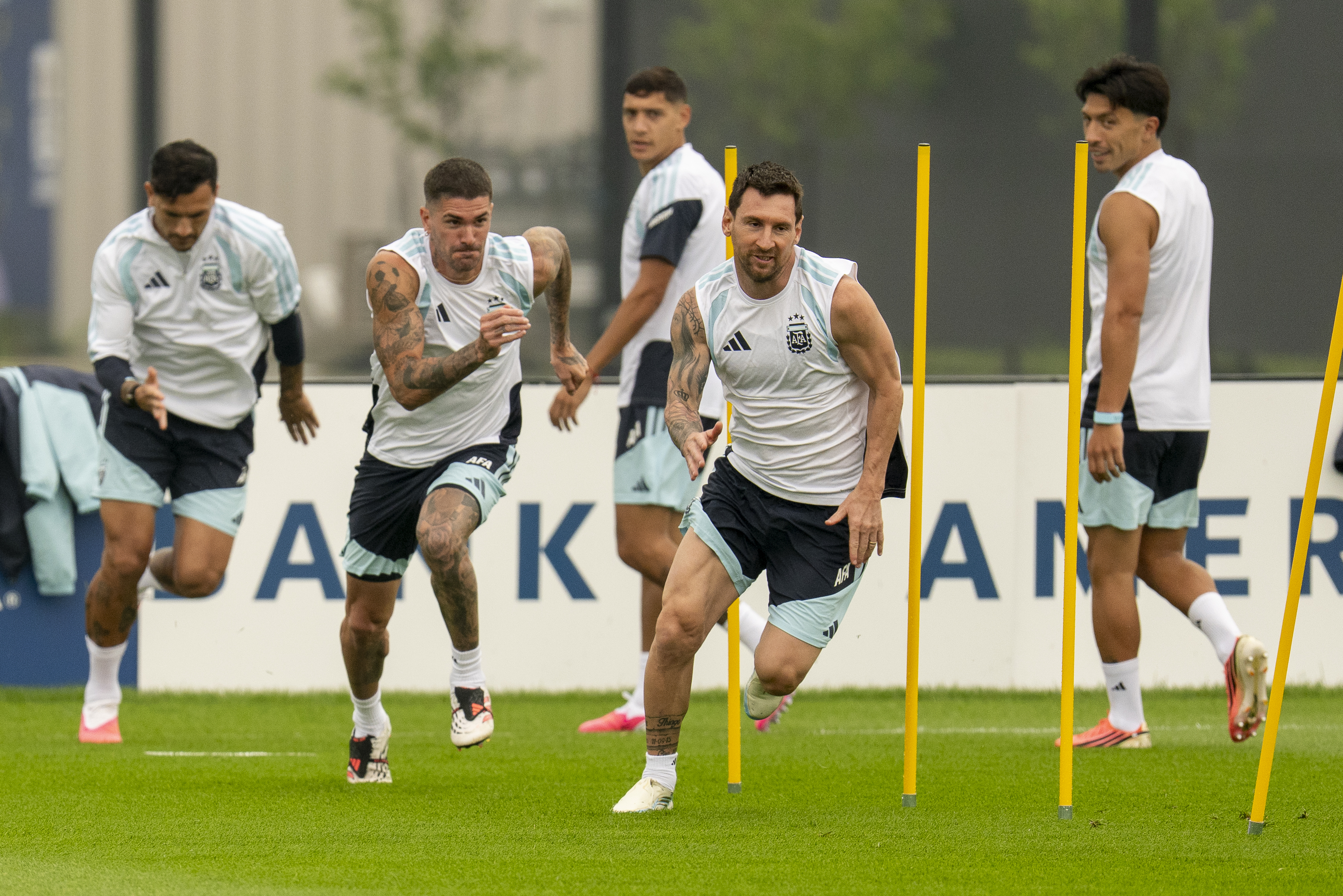 Scaloni evalúa cambios en el once titular para enfrentar a España en la final del Mundial 2026