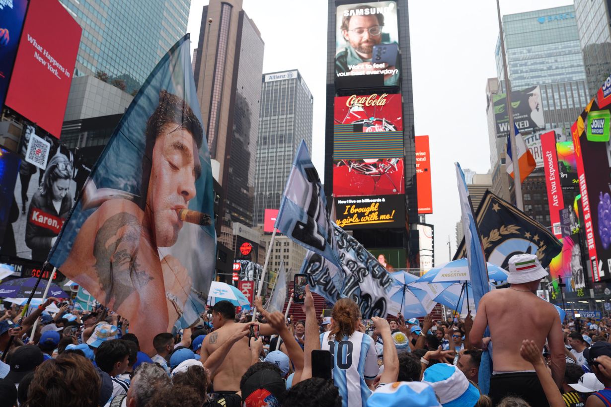 Miles de aficionados argentinos realizan un banderazo en Times Square previo a la final del Mundial contra España