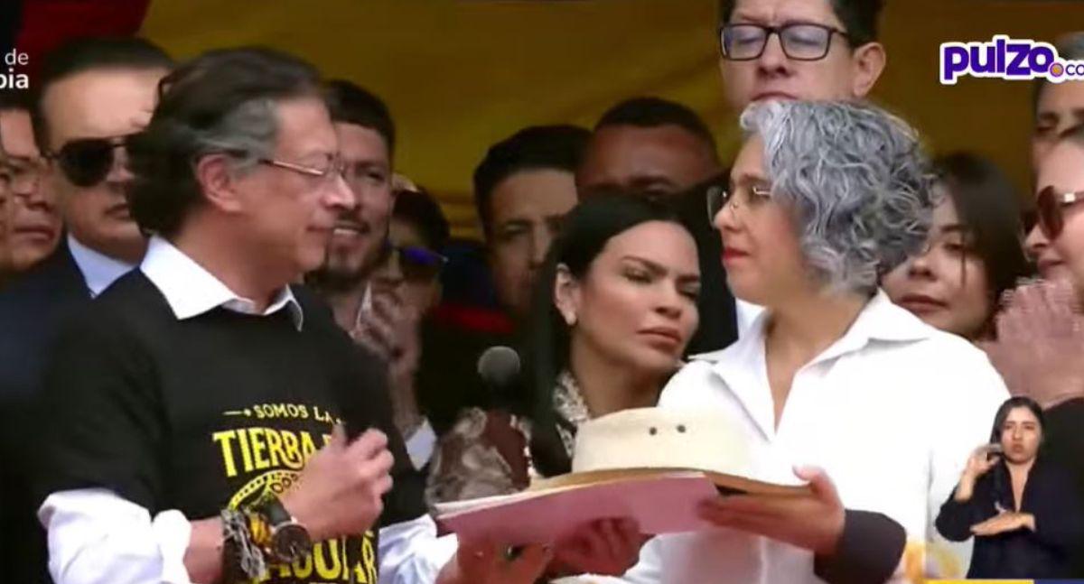 Gustavo Petro entrega sombrero histórico de Carlos Pizarro a María José Pizarro en conmemoración de la Independencia