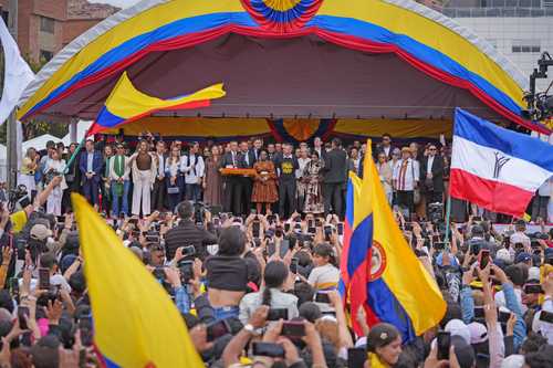 Petro denuncia fraude electoral y cuestiona legitimidad del nuevo mandatario colombiano