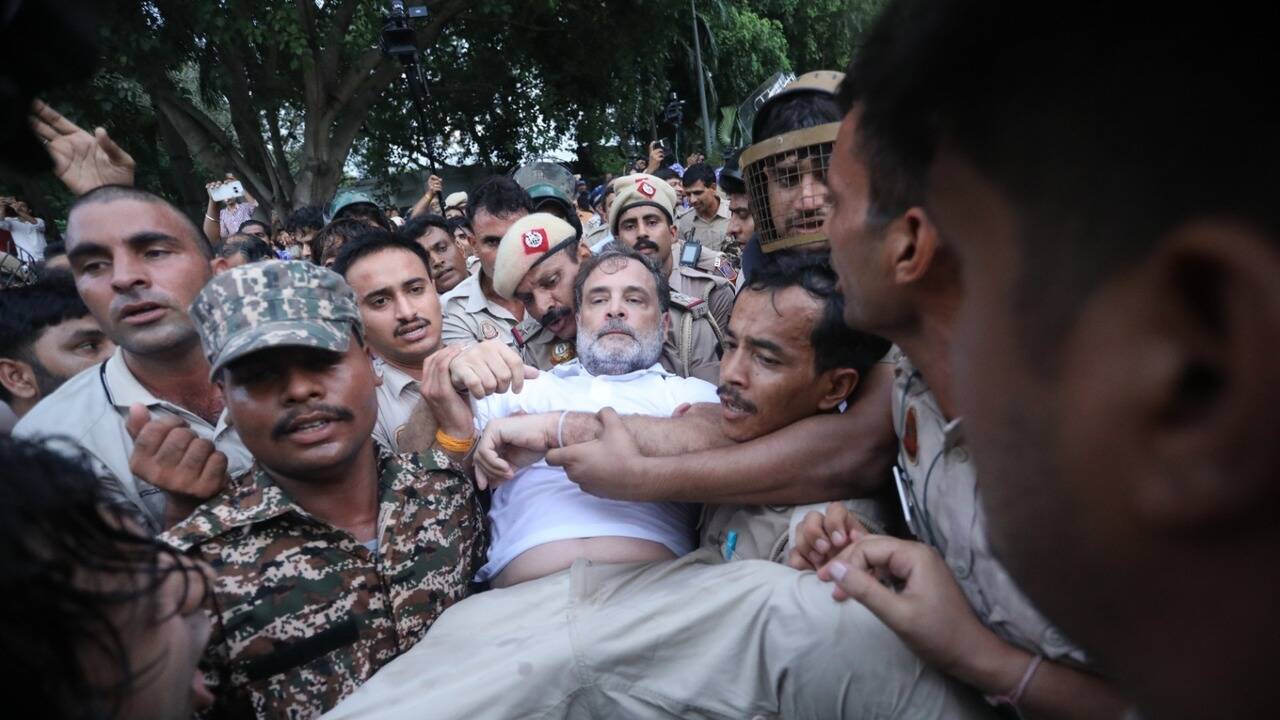 Congress Protesters Clash with Security at PM Modi's Residence