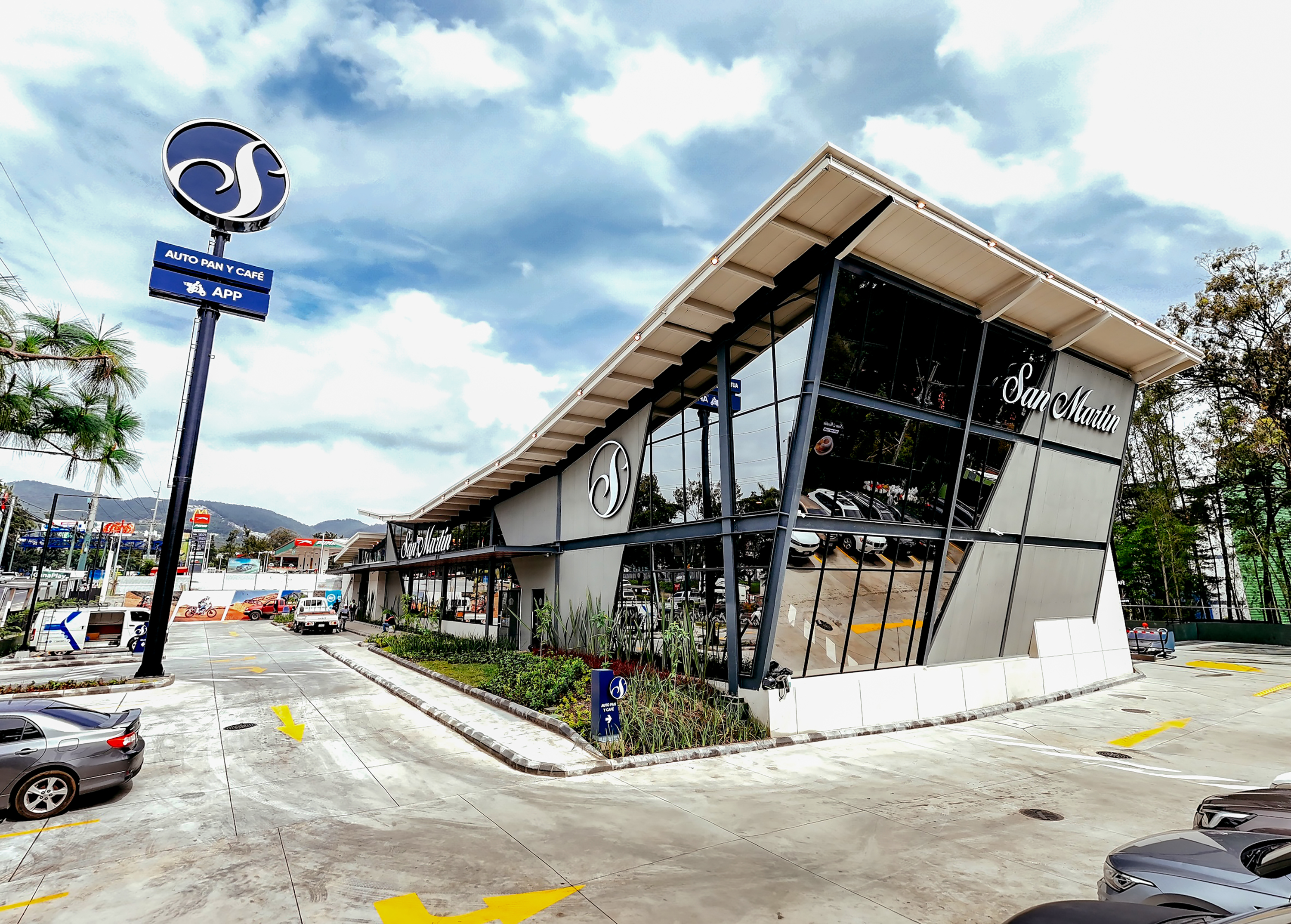 San Martín abre tienda innovadora en Roosevelt con arquitectura moderna
