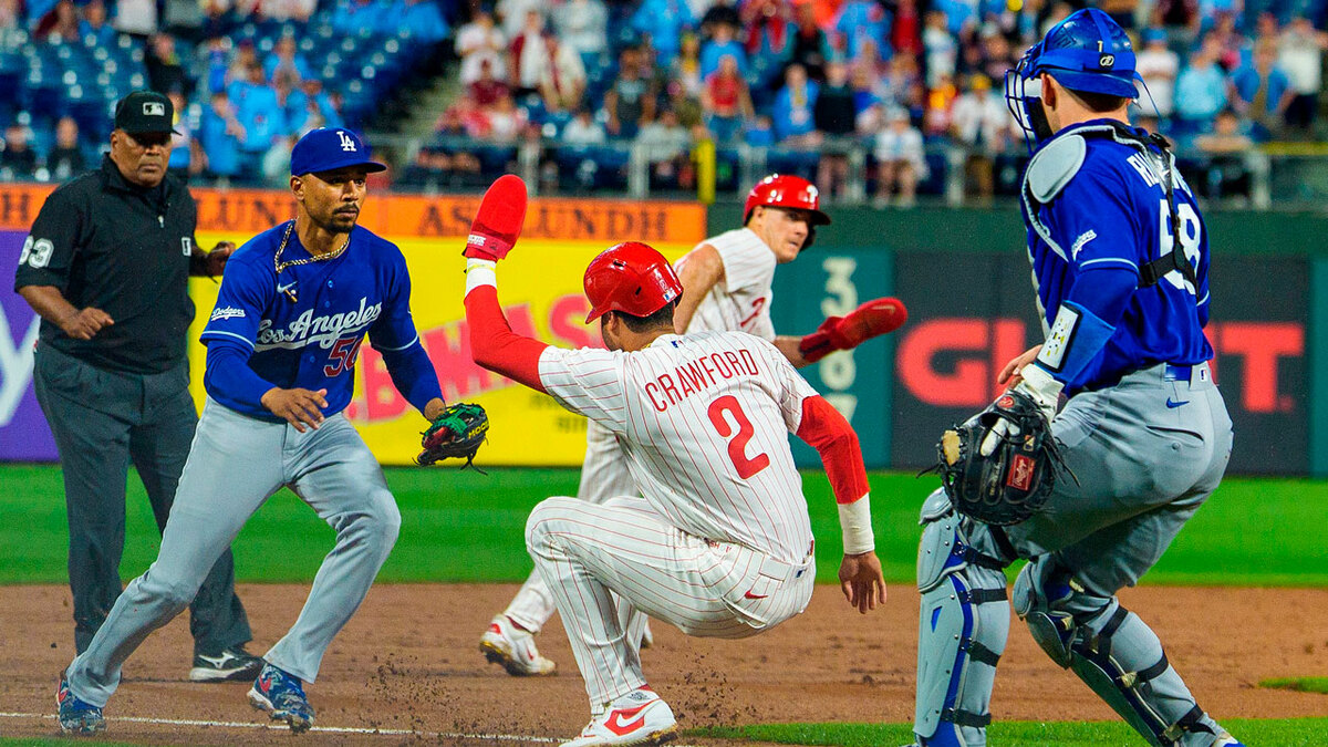 Dodgers ganan 2-1 a Phillies tras error en las bases