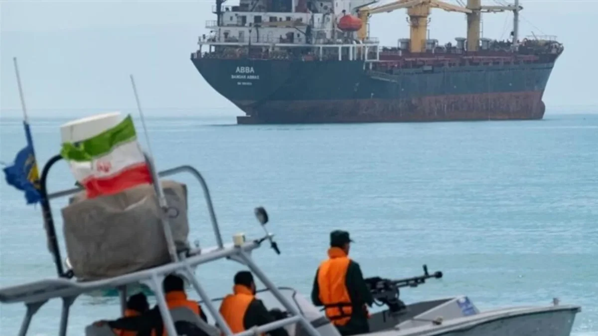 Trump amenaza a Irán con bombardear infraestructura si ataca buques en Ormuz