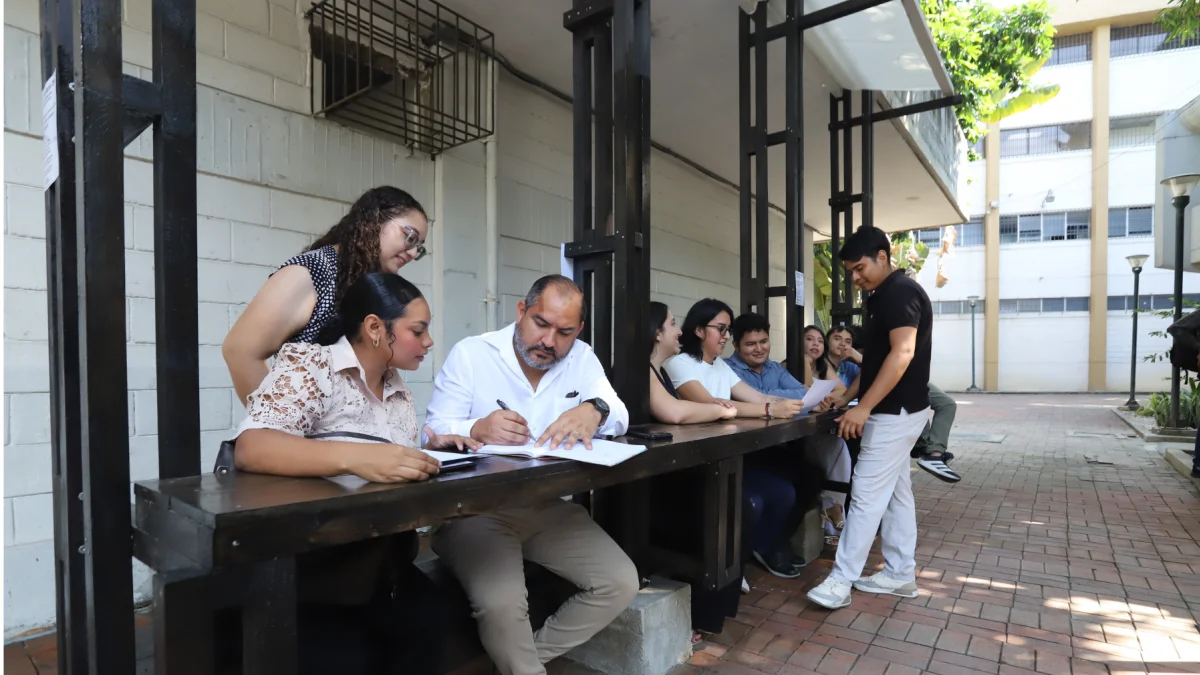 Estudiantes de la Universidad de Guayaquil construyen un módulo de arquitectura parasitaria para reutilizar espacios urbanos