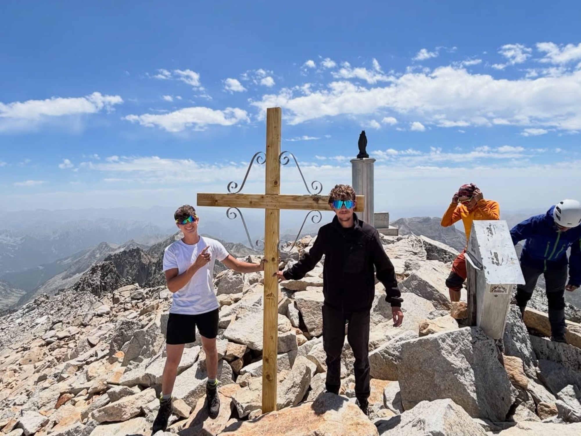 Un montañista francés reinstaló una cruz provisoria en la cima del Aneto tras nuevos actos de vandalismo