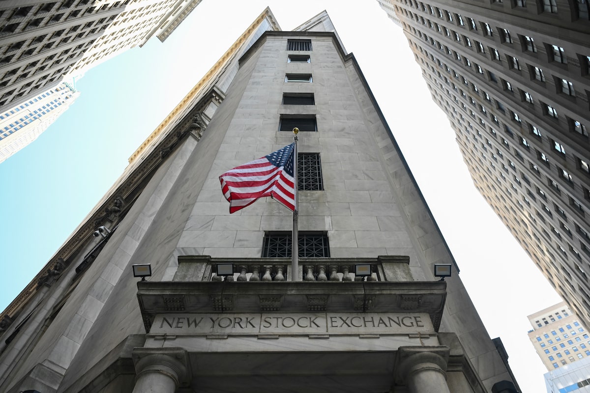 Wall Street Navigates Fed Policy and Tech Earnings Amid Market Volatility