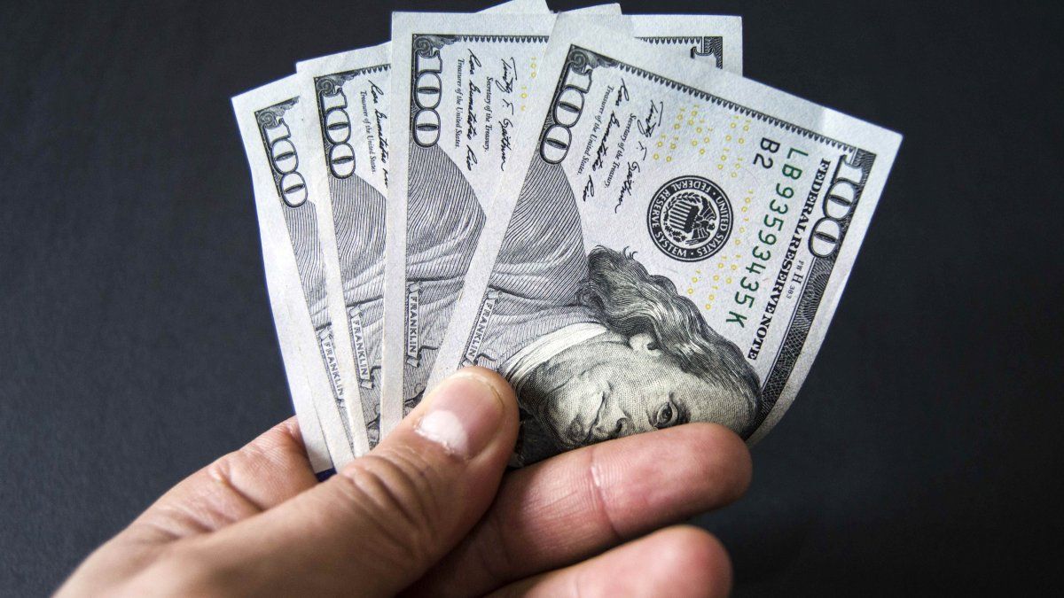 Dólar oficial alcanza nivel más alto en dos semanas