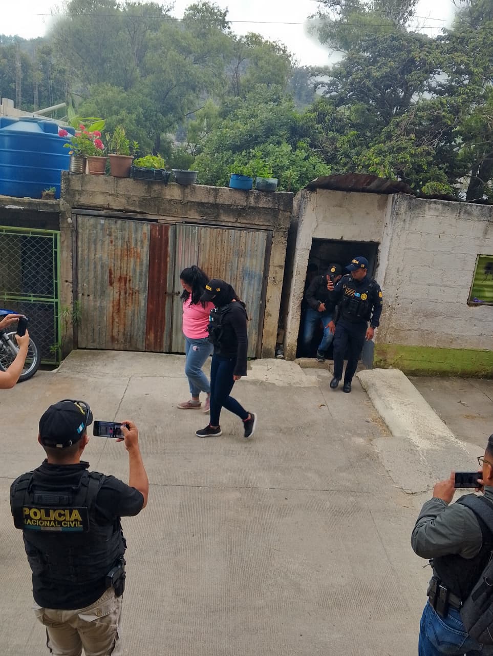 Operativo contra la pandilla White Fence en San Pedro Ayampuc y Quetzaltenango