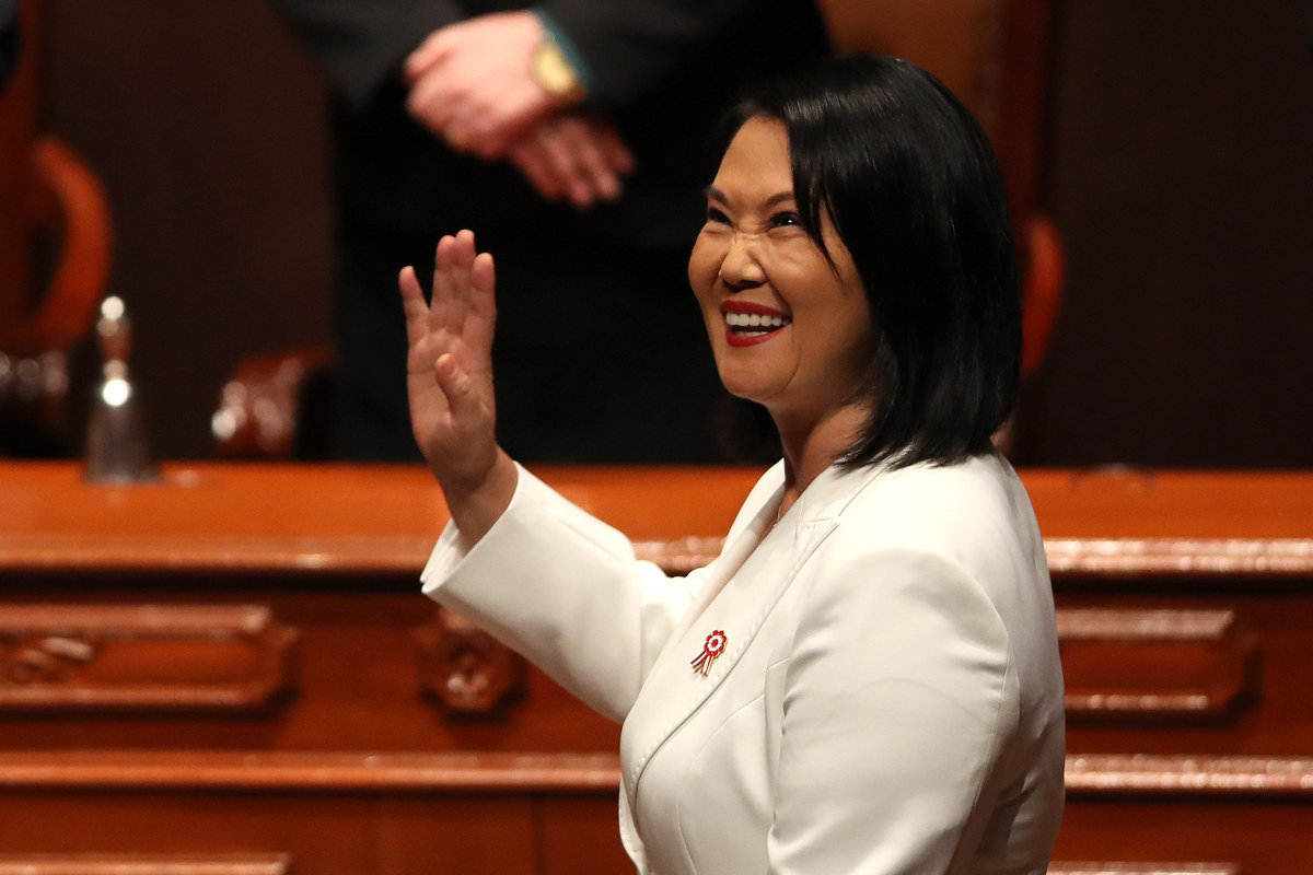 Keiko Fujimori asume presidencia de Perú y revive legado político de su padre