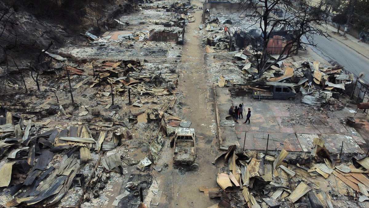 Dos exfuncionarios de Conaf formalizados por retraso en alertas del megaincendio de Valparaíso