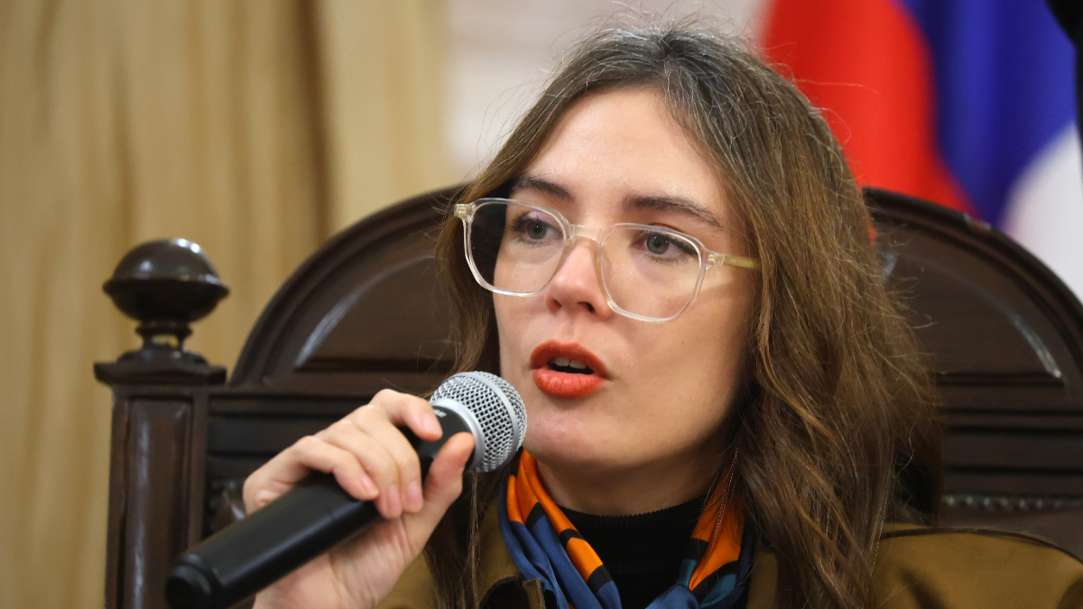 Camila Vallejo cuestiona proyecto de aborto y critica promesas de seguridad del gobierno