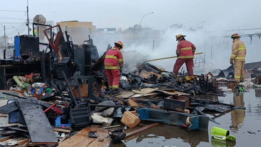 Incendio en El Agustino: Destruye muebles reciclados en terreno baldío