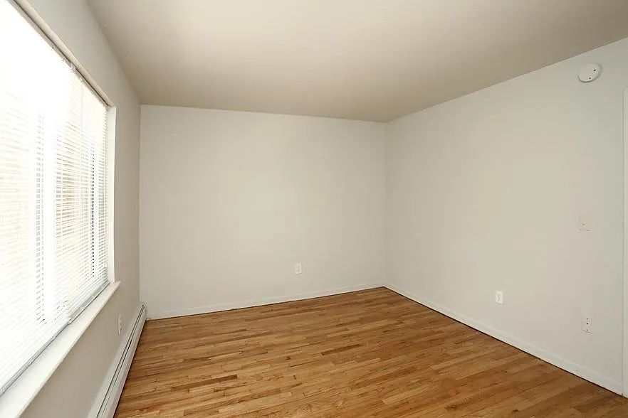 300 Britannia St — photo 4