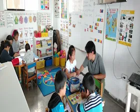 Niños aprendiendo inglés en clase divertida