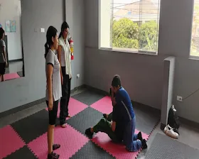 Niños practicando karate en clase