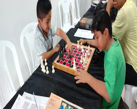 Niños practicando ajedrez en clase
