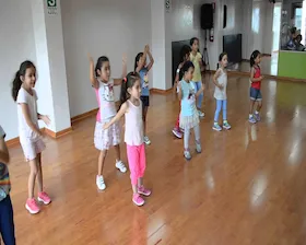 Niños practicando baile en clase