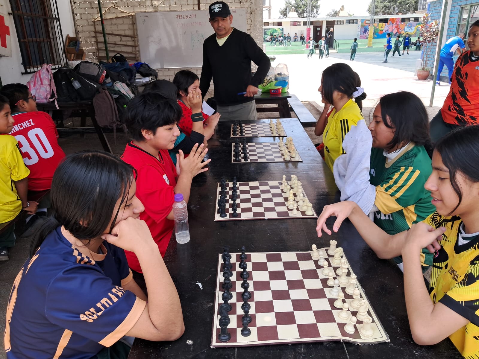 Clase de ajedrez - Niños aprendiendo estrategia