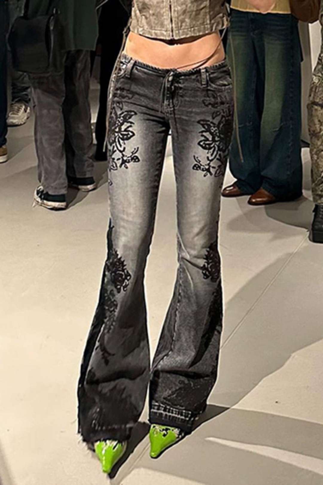 Low-waist Embroidered Flower Distressed White Bell-bottoms Floor-length Slim Jeans