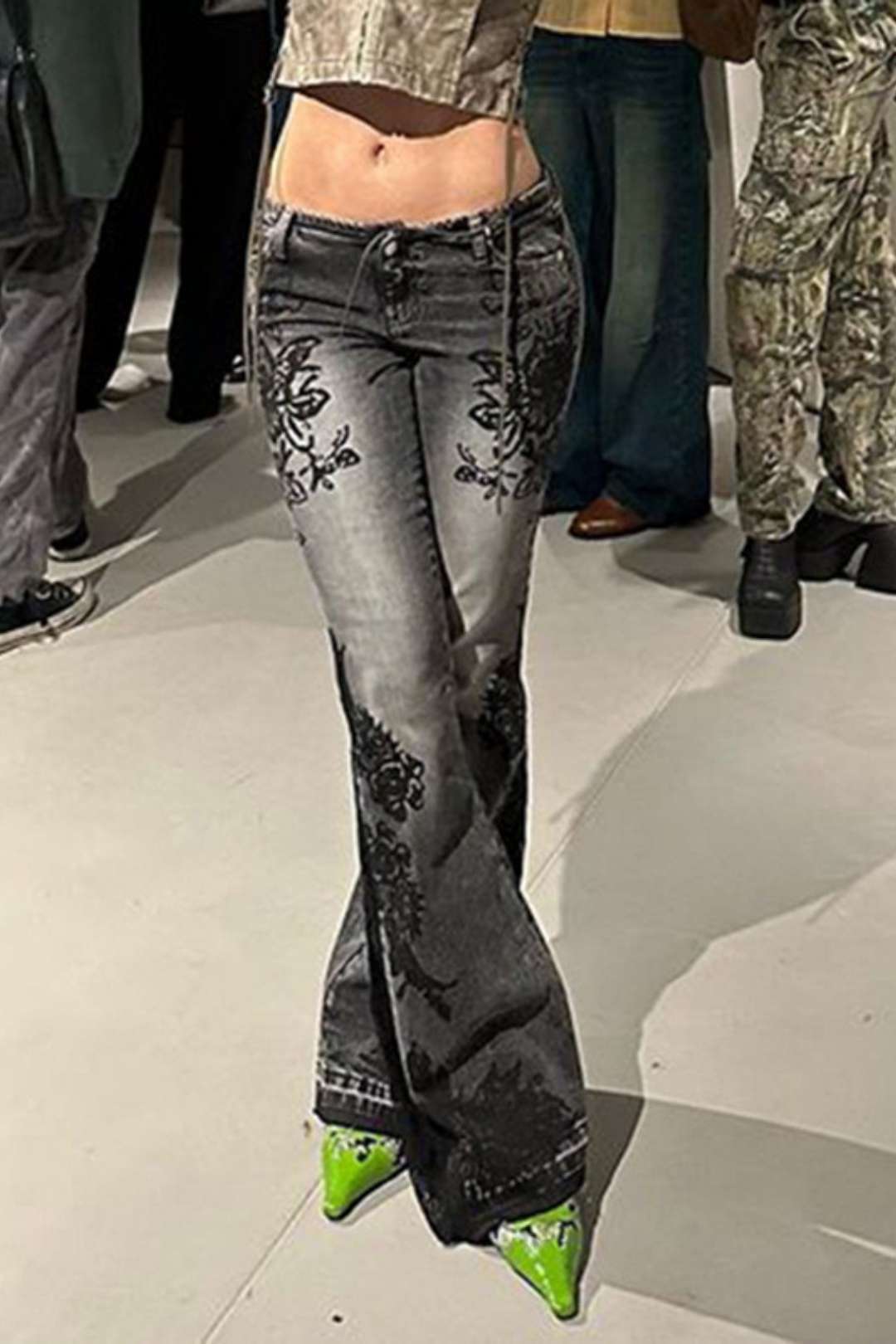Low-waist Embroidered Flower Distressed White Bell-bottoms Floor-length Slim Jeans