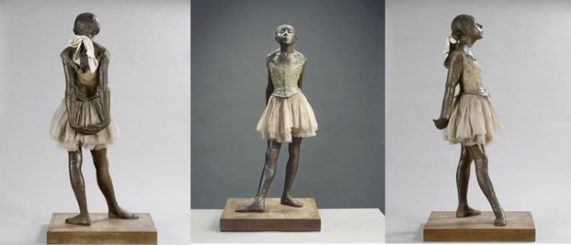 Dançarina de quatorze anos, retratada em pose elegante, com vestido branco e chapéu, em tons pastéis e suaves de azul.