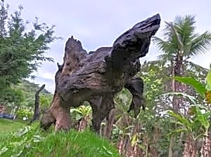 Pintura a óleo de um artista afro-brasileiro retratado ao lado de uma obra inspirada nos Orixás, com tons de azul e verde vibrantes.