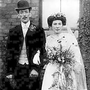 Pintura surrealista a óleo de Salvador Dalí, mostrando Gala em tons de azul e rosa, com elementos distorcidos e irrealistas.