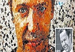 Fotografia em preto e branco de Vik Muniz, artista plástico brasileiro, com expressão pensativa e olhar direto.