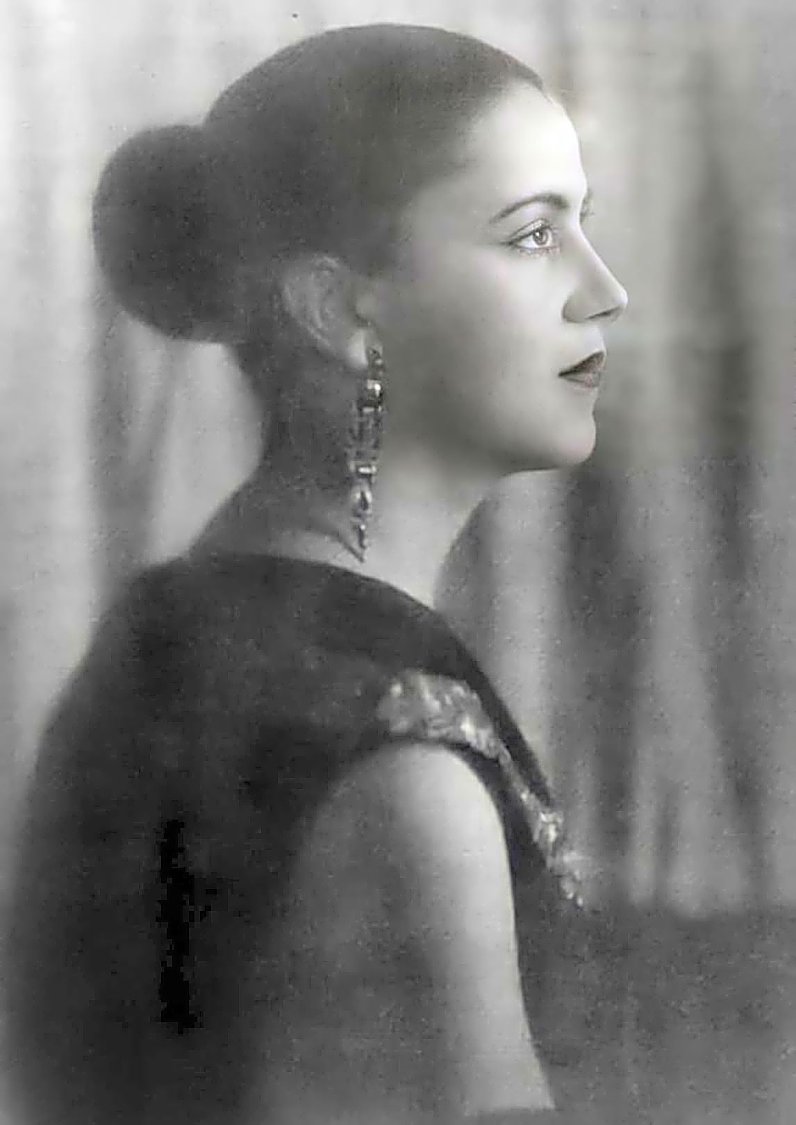 Pintura a óleo retratando Tarsila do Amaral em tons pastéis, com elementos modernistas e influências da arte europeia.