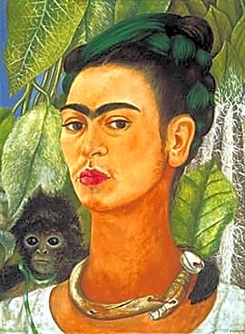 Autoportrait de Frida Kahlo, le visage émacié, les yeux empreints de tristesse, couronnée de fleurs, expression de douleur et de souffrance.