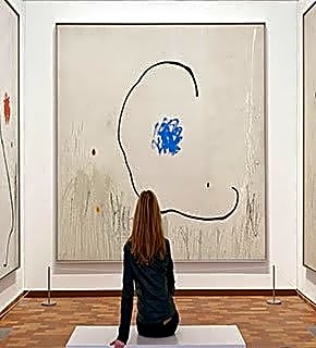 Pintura abstrata a óleo de cores vibrantes e geométricas, com formas curvas e linhas sinuosas em tons de azul e amarelo.