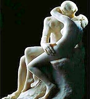 Escultura em bronze de Auguste Rodin, representando dois corpos em um abraço íntimo, com detalhes realistas de pele e músculos.