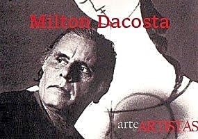 Peinture à l'huile représentant l'artiste Milton Dacosta dans son atelier, entouré de pinceaux et de toiles.